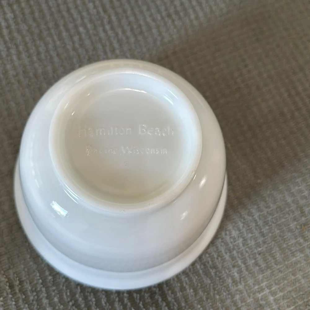 Vintage Hamilton‎ Beach Milk Glass Mixing Bowl Pour Spout Racine Wisconsin 7”